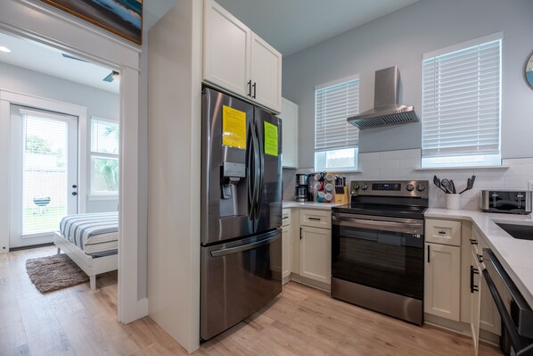 冰箱、微波炉、烤箱、炉灶