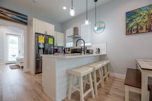 Frigorifero, microonde, forno, piano cottura