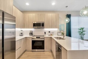 Refrigerador, microondas, horno, placa de cocina