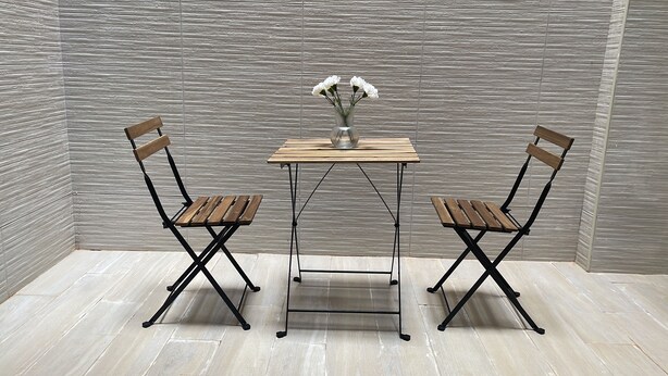 A corner with two wooden chairs and a small table, a vase with flowers, and a textured wall. - New apartment in the center silver ground floor 2 rooms (Elche)