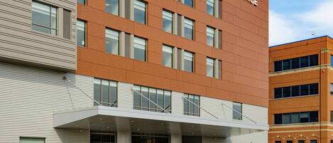 Un hôtel moderne, reconnaissable à son enseigne bien visible indiquant « Hyatt Place ».