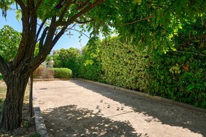 A gravel path with a statue and dense foliage on one side. - Le Belvedere - Nine Bedroom Villa, Sleeps 22 (Sainte-Maxime)