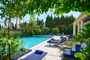 A poolside area with lounge chairs and a clear blue pool. - Le Belvedere - Nine Bedroom Villa, Sleeps 22 (Sainte-Maxime)
