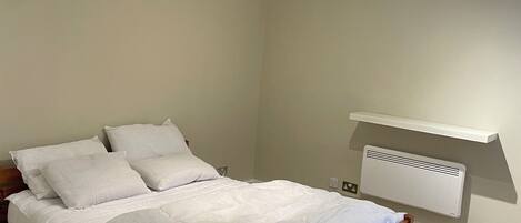 1 chambre, fer et planche à repasser, accès Internet, draps fournis