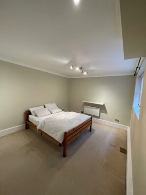 1 chambre, fer et planche à repasser, accès Internet, draps fournis