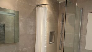 Shower, hair dryer, shampoo - Cosy 1BD Hideaway in Paddington (London)