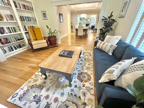 Smart TV, fireplace, books, stereo - Luxury Dream Cottage - Hot Tub, 3 blocks from Pearl Street, and 5 outdoor patios (Boulder)