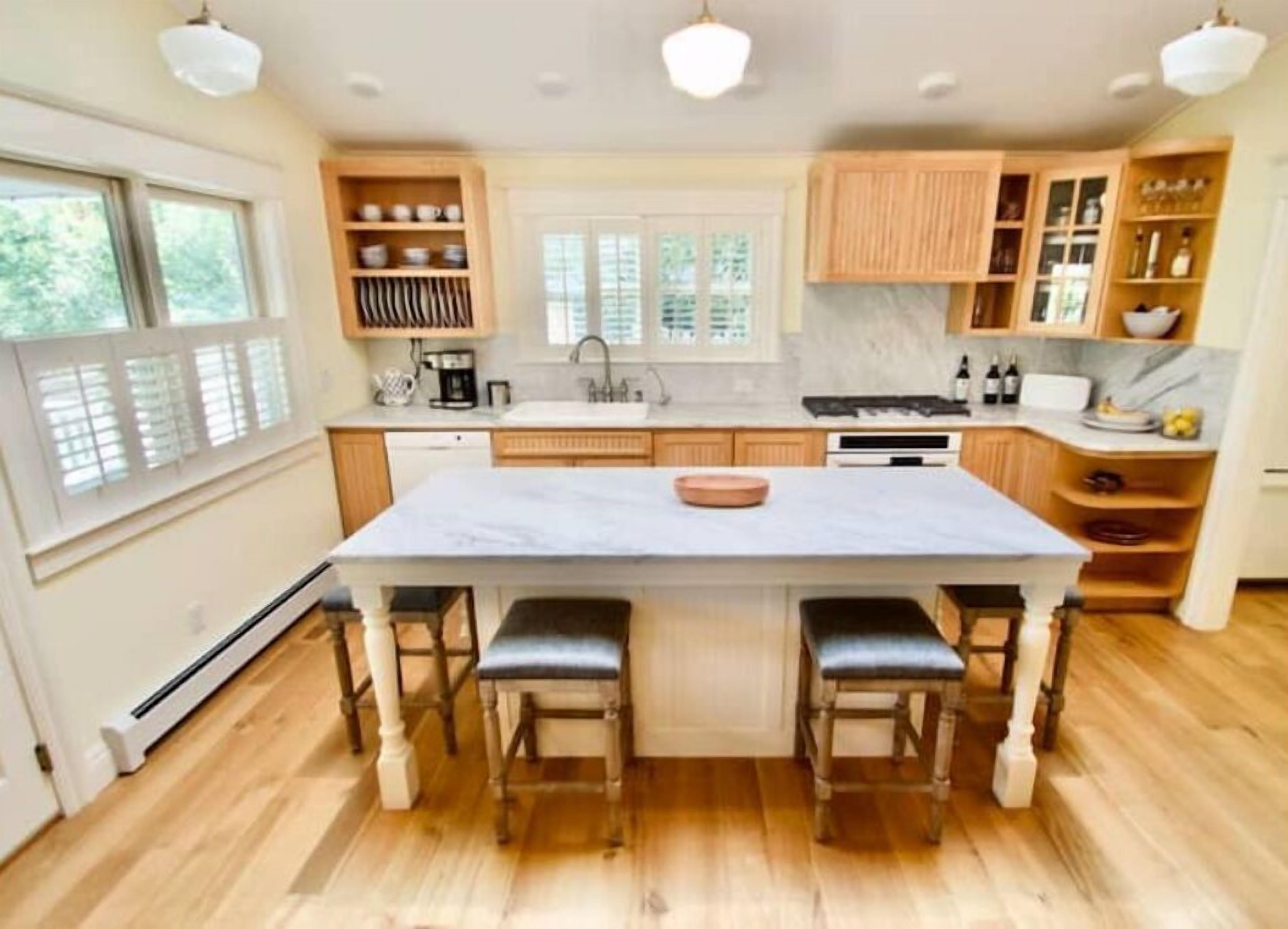 Luxury Dream Cottage - Hot Tub, 3 blocks from Pearl Street, and 5 outdoor patios