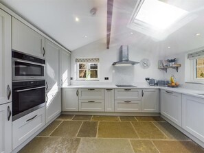 Premium Cottage, Ensuite, Courtyard View (Blacksmith Cottage) | Private kitchen - Blacksmiths Cottages (Filey)