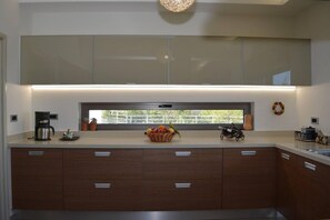 Villa | Cocina privada | Refrigerador, microondas, horno y parrilla de estufa 