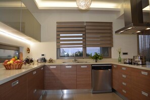 Vila | Cozinha privada | Geladeira, micro-ondas, fogão, cooktop