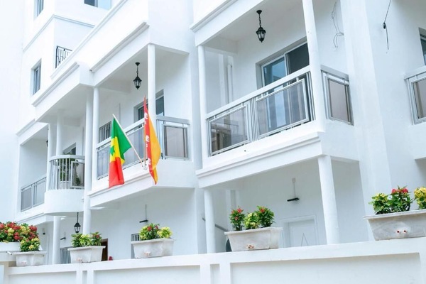 Vista frontal de la propiedad