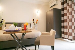 Phòng 3 Superior | Bộ đồ giường cao cấp, nệm có lớp đệm bông, bàn, màn/rèm cản sáng 
