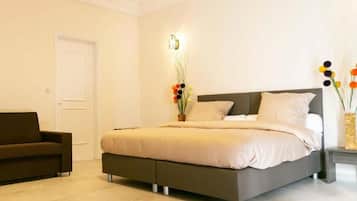Superior-Dreibettzimmer | Hochwertige Bettwaren, Pillowtop-Betten, Schreibtisch