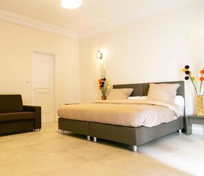 Chambre Triple Supérieure | Literie de qualité supérieure, surmatelas, bureau, rideaux occultants