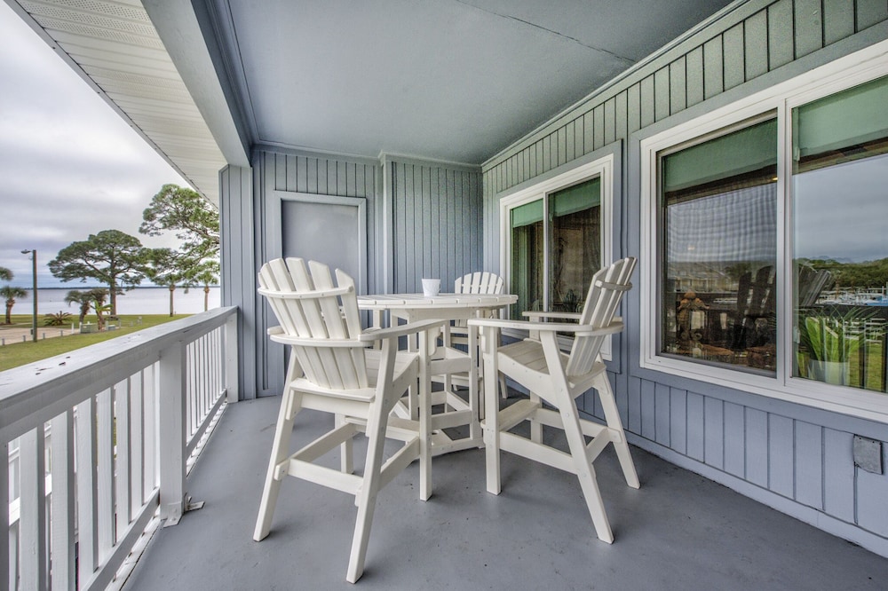 Tide Creek Bungalow, Panacea...Marina/Bay Views, 2 Balconies, Pool, No Boats