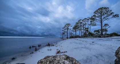 Tide Creek Bungalow, Panacea...Marina/Bay Views, 2 Balconies, Pool, No Boats