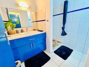 Douche, sĂšche-cheveux, serviettes fournies, savon