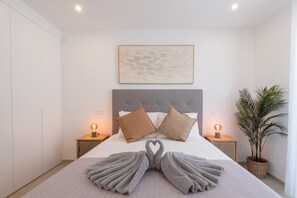 In-room safe, iron/ironing board, travel cot, free WiFi - Stunning modern apartment [118] (Lagos)