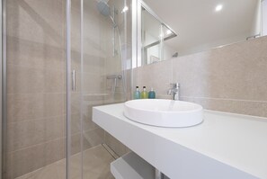 Bathtub, hair dryer, towels, soap - Chic modern apartment [120] (Lagos)