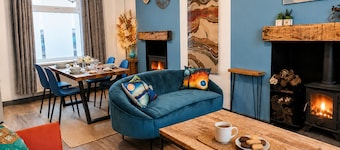 Évadez-vous dans notre cottage historique de mineur gallois, modernisé pour un confort contemporain. Capable d'accueillir jusqu'à 5 personnes, il offre une vue sur les montagnes, un poêle à bois confortable, un jardin privé et un accès facile aux pis