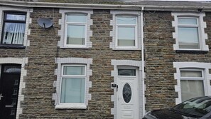 Exterior detail - Cosy forest retreat with trails from the door, scenic cycle routes to Aberavon Beach, secure bike storage, log burner and a great pub just a short walk away. Perfect for walkers, cyclists, dog lovers and relaxing South Wales escapes. (Cymmer)