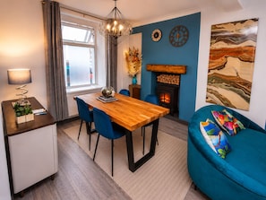 Dining - Cosy forest retreat with trails from the door, scenic cycle routes to Aberavon Beach, secure bike storage, log burner and a great pub just a short walk away. Perfect for walkers, cyclists, dog lovers and relaxing South Wales escapes. (Cymmer)