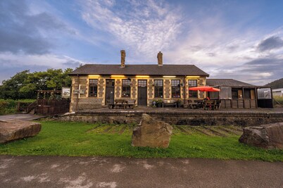 Set in Afan Forest Park, this cosy 2-bed retreat is a Guest Favourite for riders, hikers and dog-owners. Light the log burner, Wash your bikes store in the secure shed, and wake up to trails on the doorstep. Pet-friendly, parking included, fast WiF.
