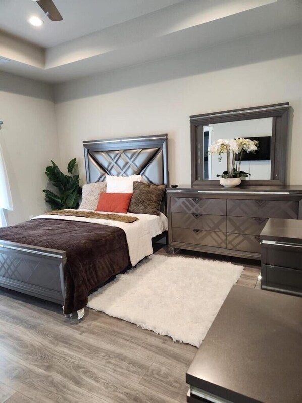 3 habitaciones, tabla de planchar con plancha, wifi y ropa de cama 