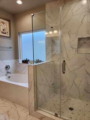 Secadora de cabello, toallas, jabón, shampoo 