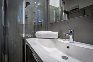 Dusche, Haartrockner, Bidet, Handtücher