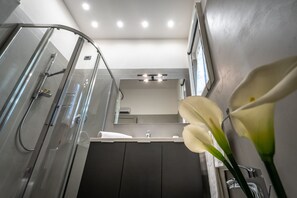 Bruser, hårtørrer, bidet, håndklæder