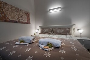 2 bedrooms, travel cot, WiFi, bed sheets