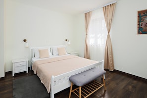 Habitación Confort doble | Escritorio, wifi gratis, ropa de cama