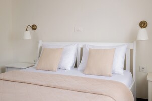 Comfort Double Room | Desk, free WiFi, bed sheets