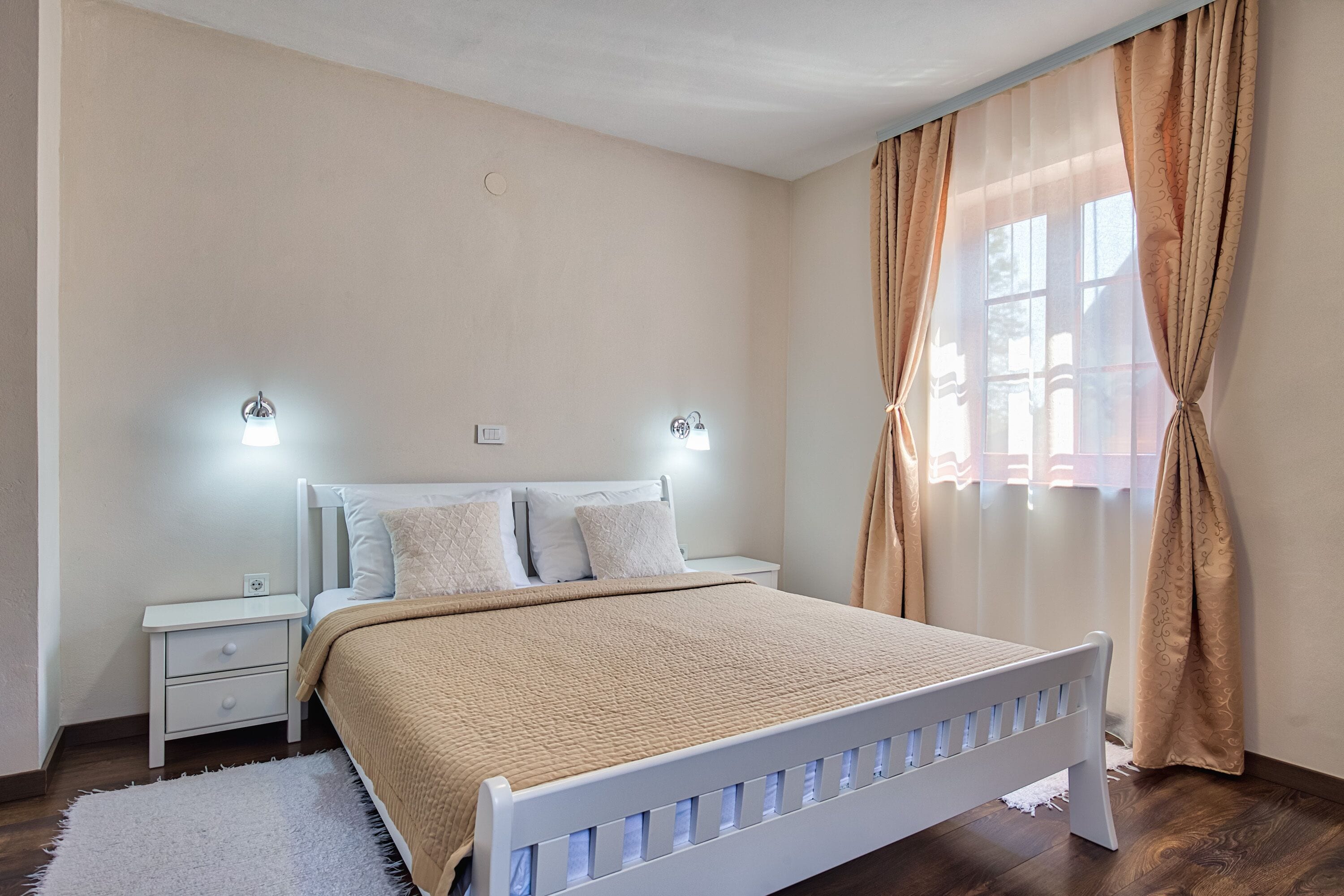 Desk, free WiFi, bed sheets