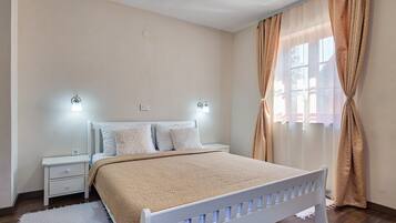 Desk, free WiFi, bed sheets