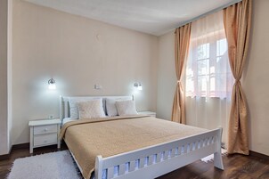 Escritorio, wifi gratis y ropa de cama 