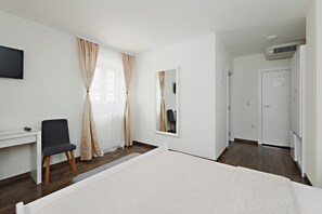 Escritorio, wifi gratis y ropa de cama 