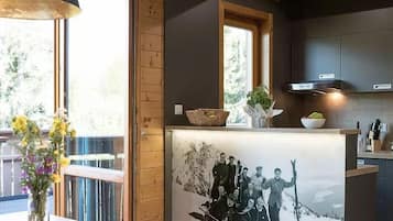 Comfort Chalet, Non Smoking, Mountain View | Private kitchen | High chair