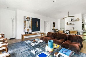 Televisión, chimenea y oficina