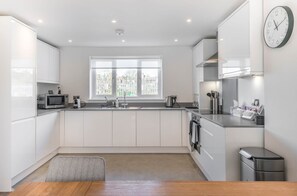 Fridge, microwave, oven, stovetop - Broadstairs Beach Mews Townhouse with Parking (Broadstairs)