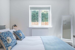 4 habitaciones, tabla de planchar con plancha, wifi y ropa de cama 