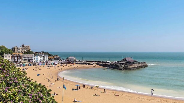 A coastal beach with a pier, buildings, and a clear sky. - Beach Mews | Central | Family house | Parking (Broadstairs)