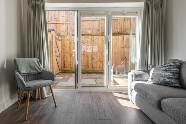 TV - Broadstairs Beach Mews Townhouse with Parking (Broadstairs)