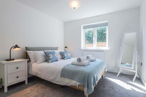 4 habitaciones, tabla de planchar con plancha, wifi y ropa de cama 