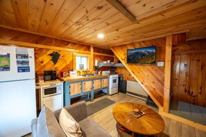 Interior - Rebecca - Cabin 1 · Lawrence`s Lakeside Cabins | `Rebecca` Charming Studio Cabin (Rockwood)