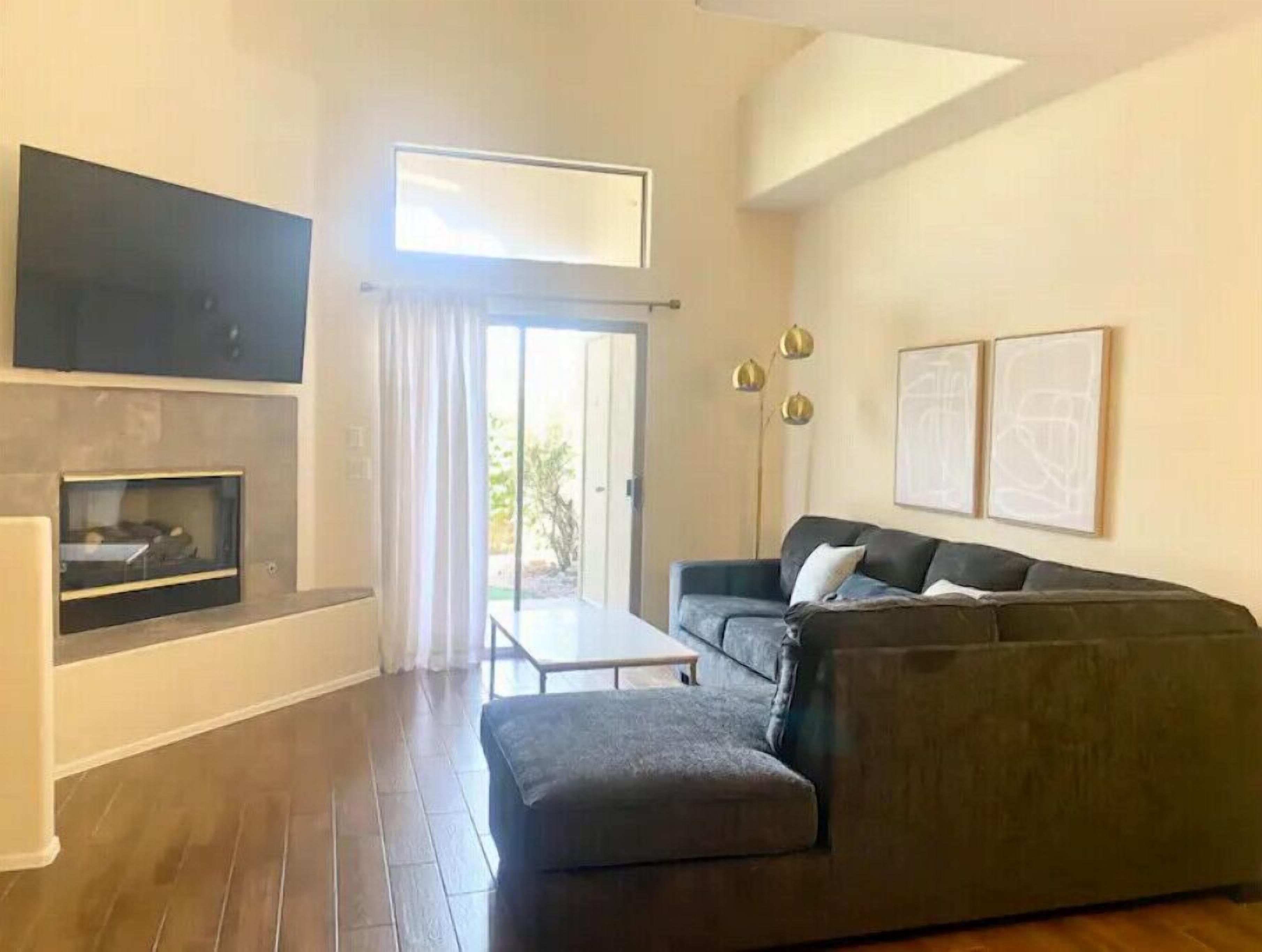 Smart TV, fireplace