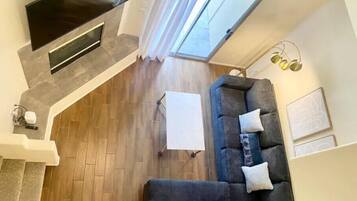 Smart TV, fireplace