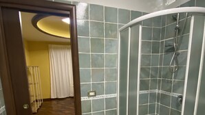 Shower, rainfall showerhead, free toiletries, hair dryer - RaRoom Colors (Portici)